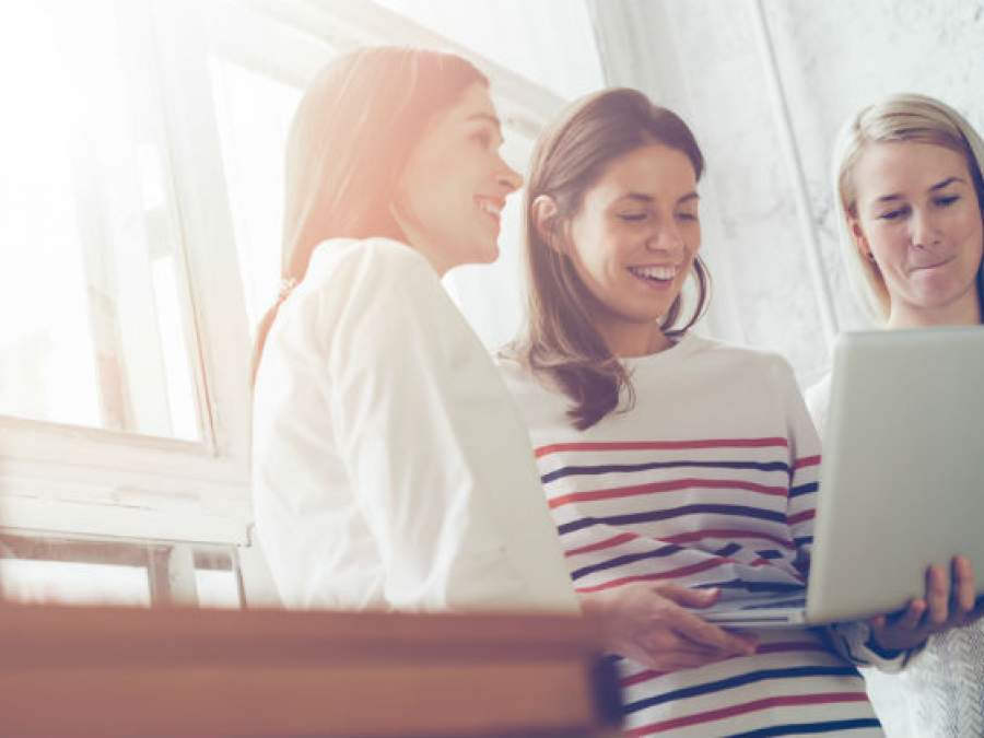 Tinerii își prezintă ideile de business în fața antreprenorilor de top din România