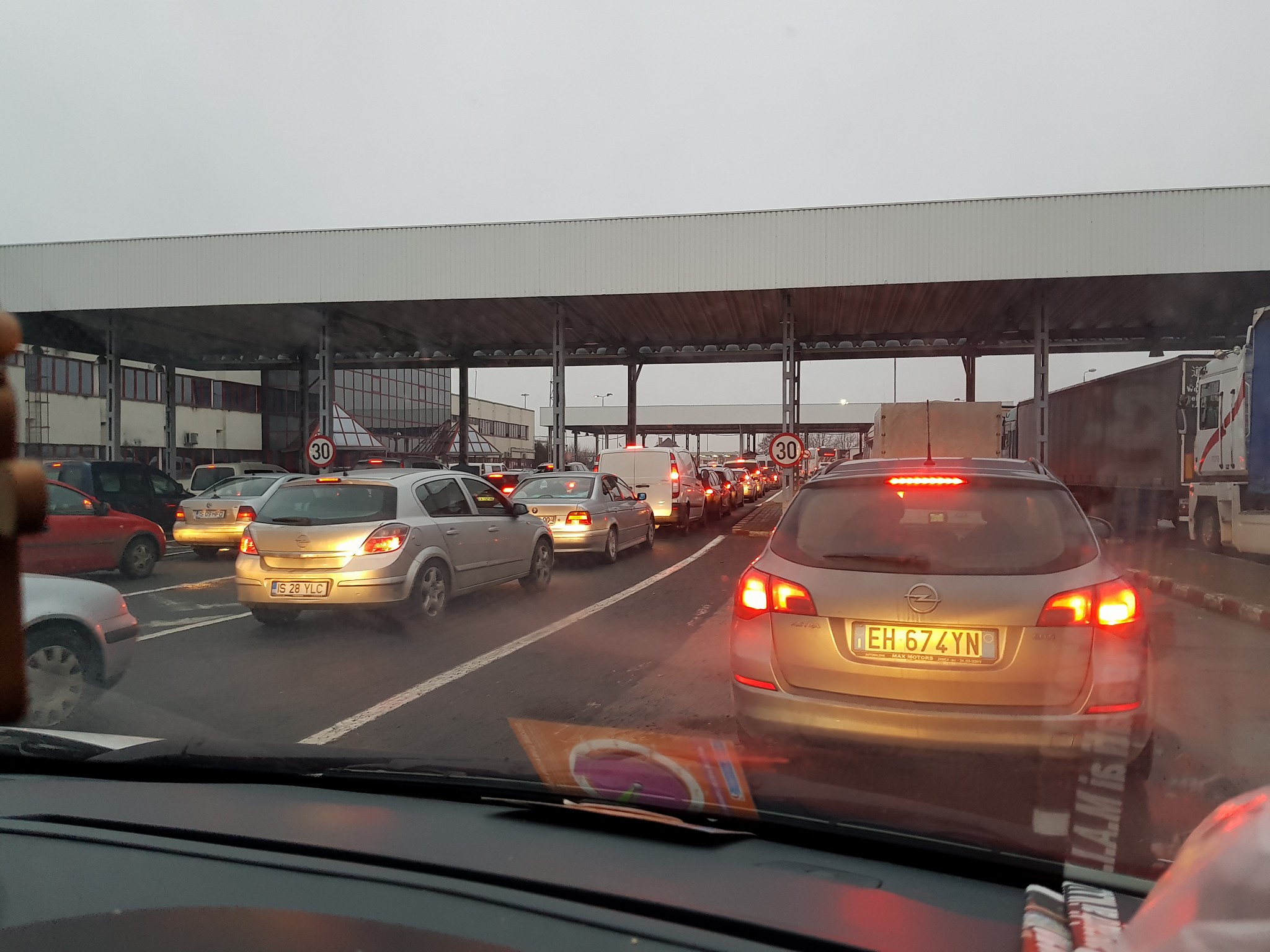 BILANȚUL POLIȚIEI DE FRONTIERĂ. Traficul prin vămile sătmărene, înjumătățit în 2020