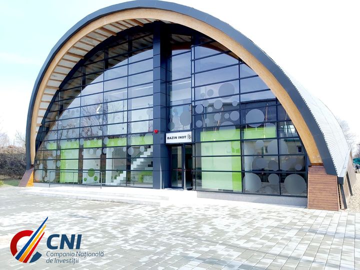 Bazin acoperit de înot în plină desfășurare