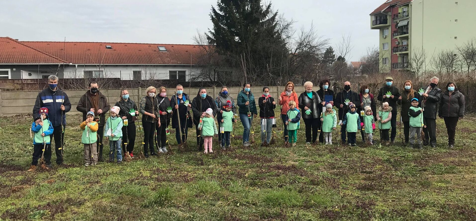 Plantare de puieți în curtea Grădiniței ”Castelul Fermecat”