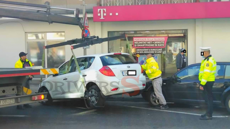 Cine a mai văzut aşa ceva? Doreii de la „Ridicări Auto” au dat de pământ cu o mașină. Și nu o dată, ci de patru ori!