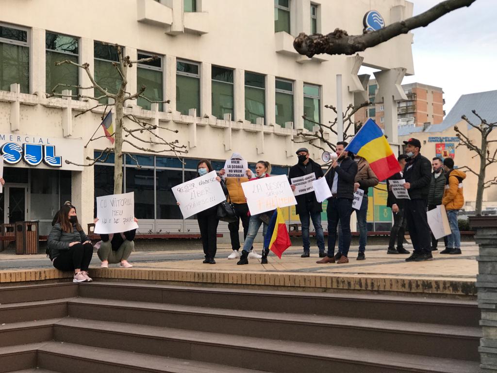 ”La desert servim faliment”