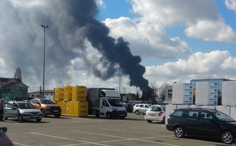 FOTO. INCENDIU de proporții la Satu Mare. Intervin pompierii