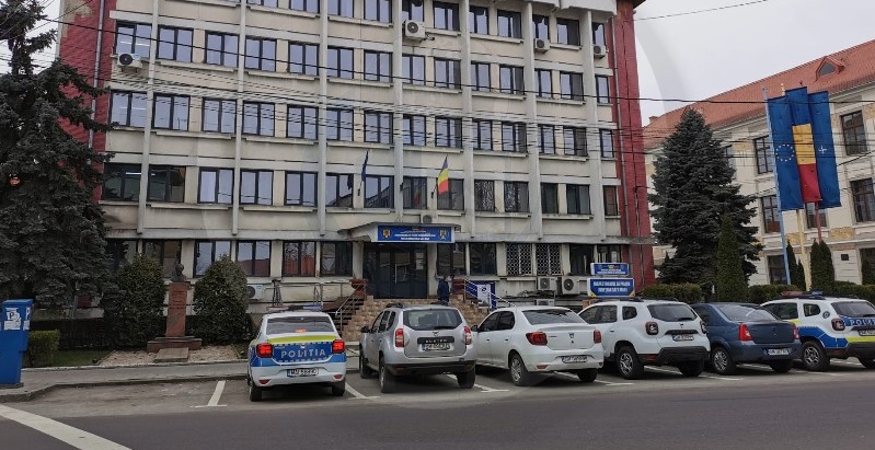 ACȚIUNE. Sediul POLIȚIEI, invadat de PROCURORI și MASCAȚI. PERCHEZIȚII în birouri