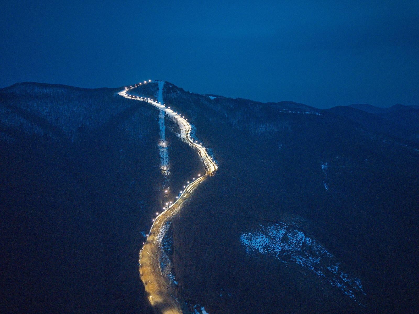 FOTOGALERIE. Se va SCHIA la LUNA ȘES. PÂRTIA este LUMINATĂ și se PRODUCE ZĂPADĂ