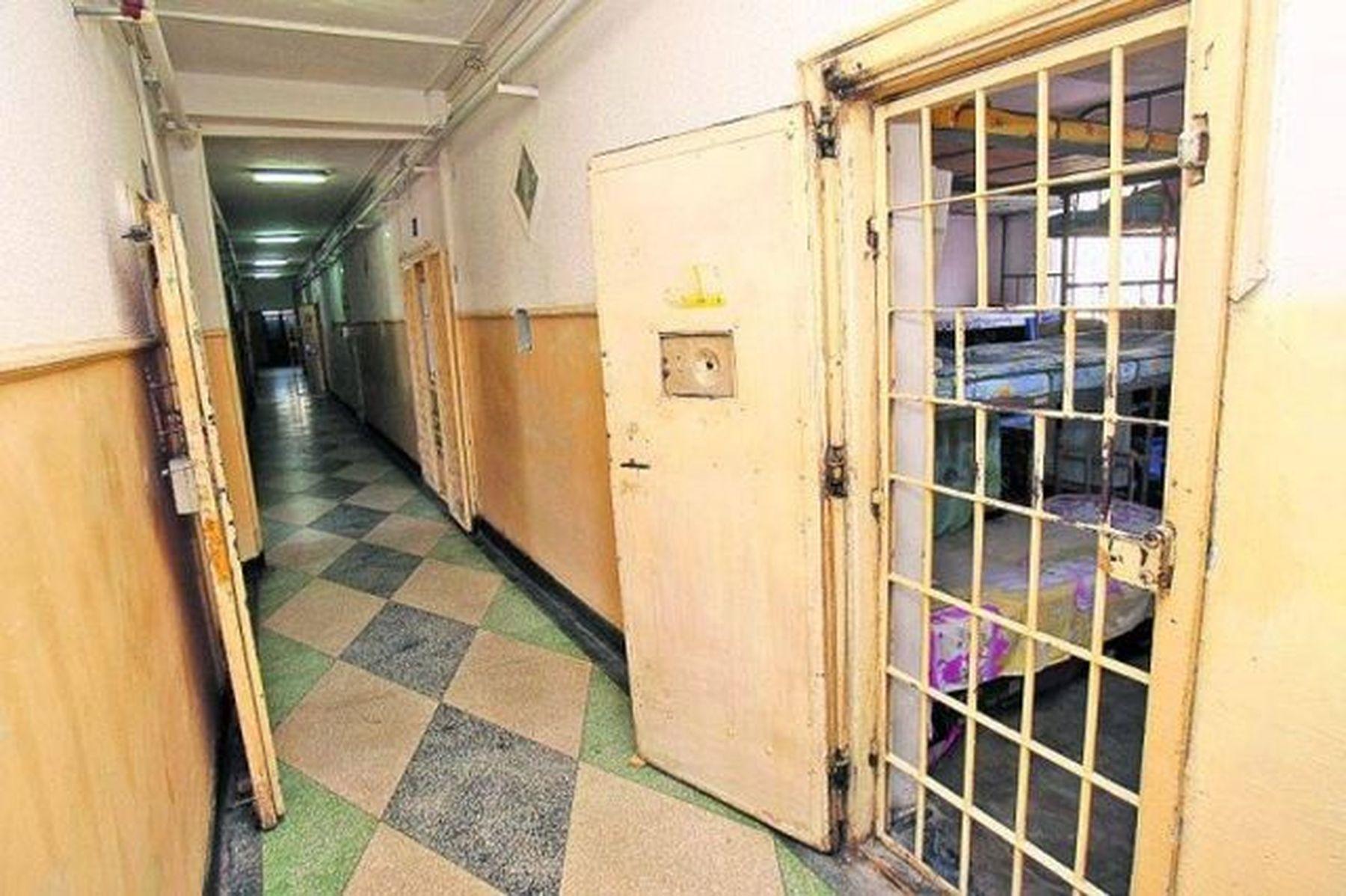 S-a spânzurat în arestul Poliției