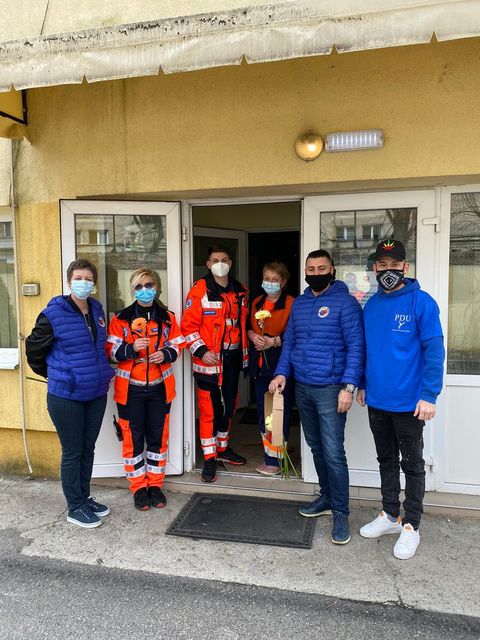 Flori pentru cadrele medicale, în semn de mulțumire!