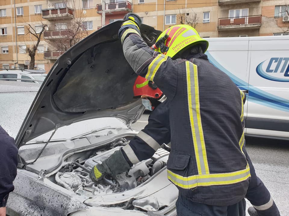 Incendiu la un autoturism pe strada Careiului