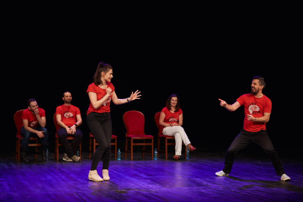 Exercițiile de improvizație teatrală pot ajuta oamenii să fie mai deschiși