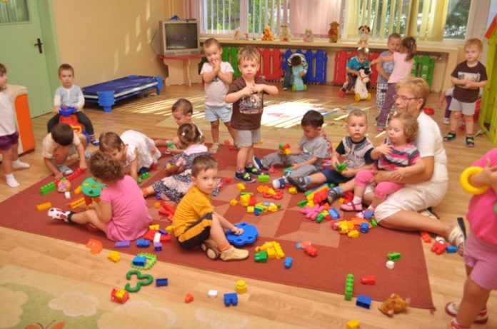 PRECIZĂRI. Copiii pot fi înscriși la Grădinițe începând cu vârsta de doi ani