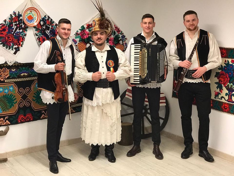 A studiat teologia, dar a ales muzica