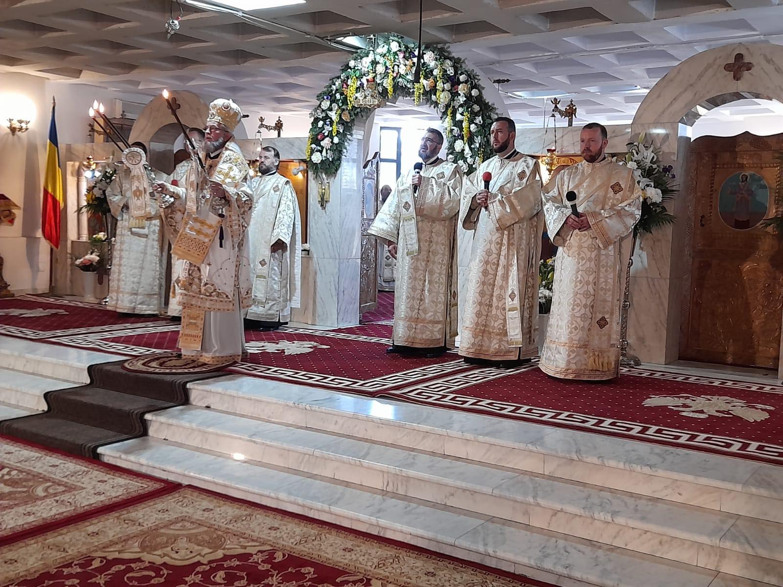 GALERIE FOTO.Sfânta Liturghie Arhierească la Biserica Sf. Împărați Constantin și Elena