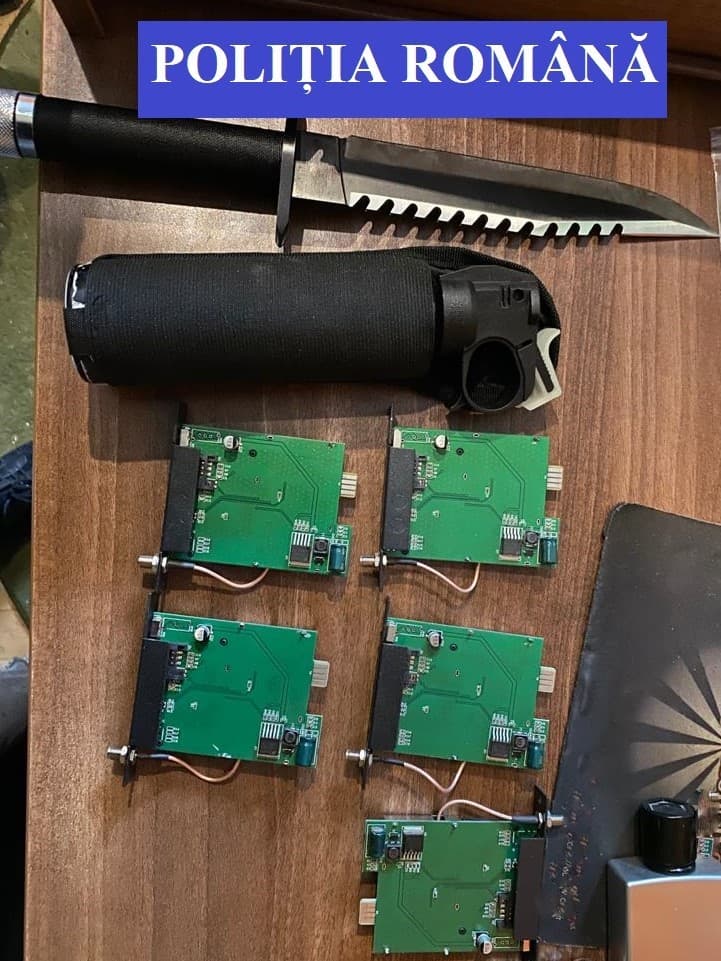 Percheziții la persoane bănuite de fraude informatice