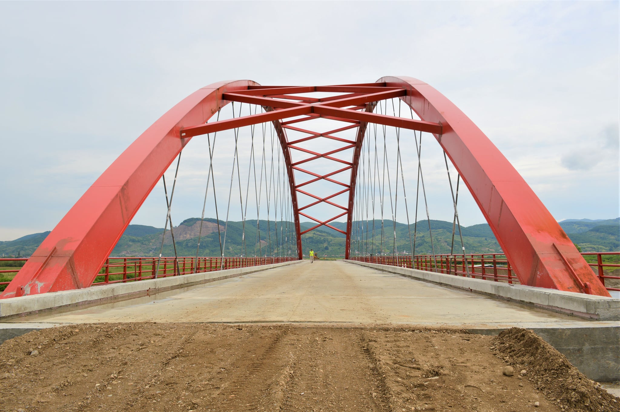 Se reabilitează drumul către podul peste Someș