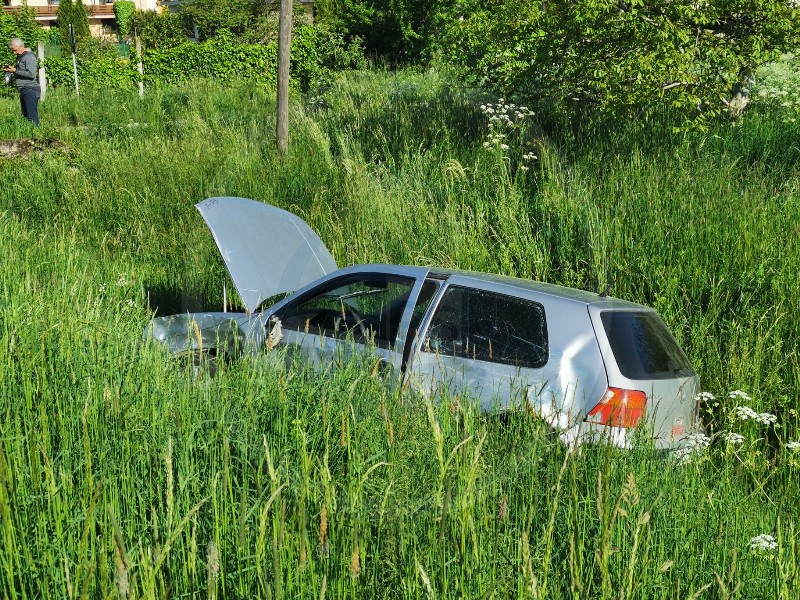 Automobil răsturnat în șanțul de pe marginea drumului în urma unui grav accident