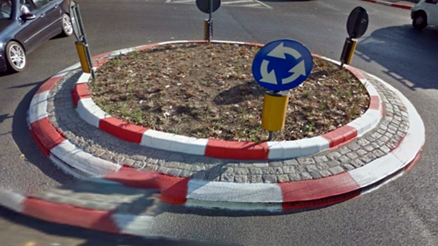 Roată, roată după fete, uite cum ieși din oraș băiete?!