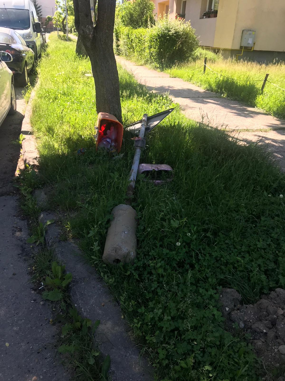 A lovit și a plecat