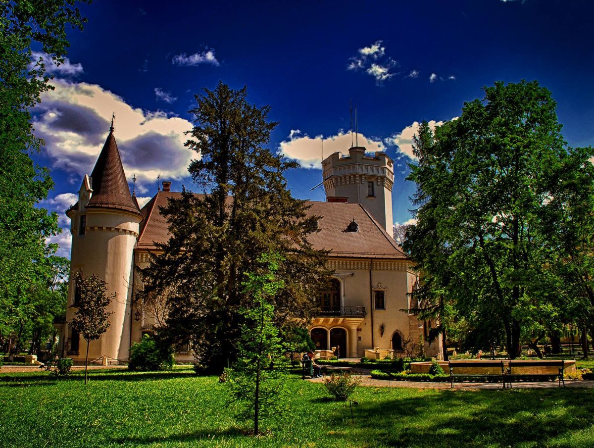 Castelul din Carei – istoria unuia dintre cele mai spectaculoase edificii medievale din Transilvania