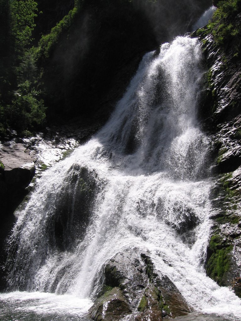 Destinaţii de weekend.  Cascada Vălul Miresei , locul de o grandoare şi sălbăticie aparte