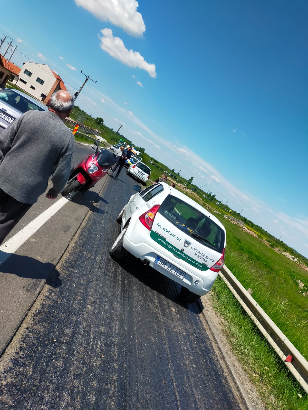 Accident provocat din cauza drumului în lucru, motociclistul este gav rănit