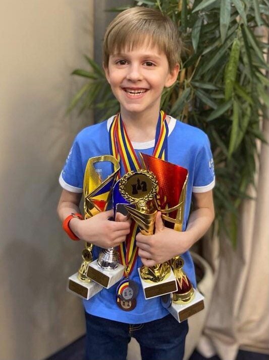 ȘAH: Kovacs Balazs, de la CSM Satu Mare, a cucerit trei titluri de vicecampion și o medalie de bronz la Naționalele U8