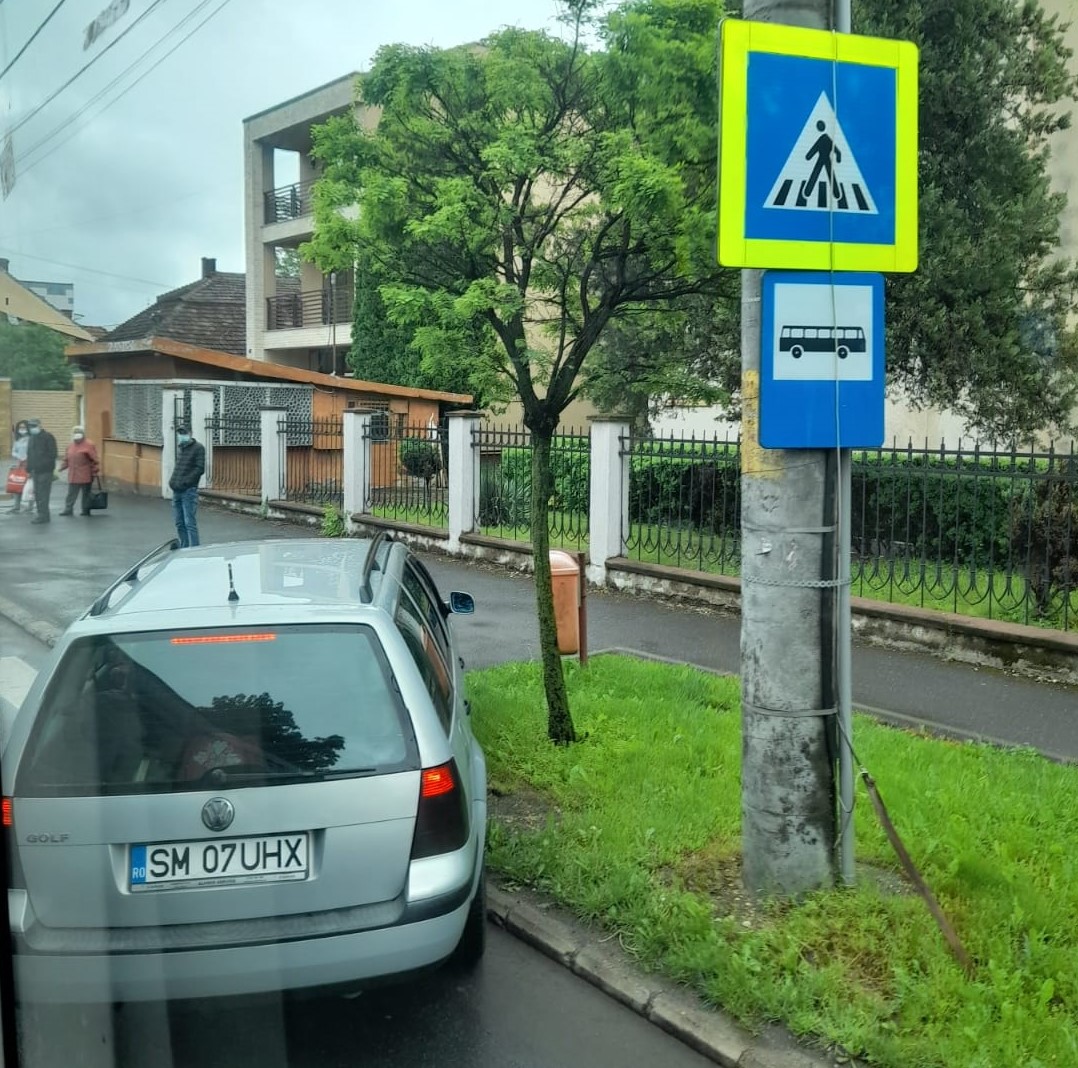 Aștept autobuzul pe trecere