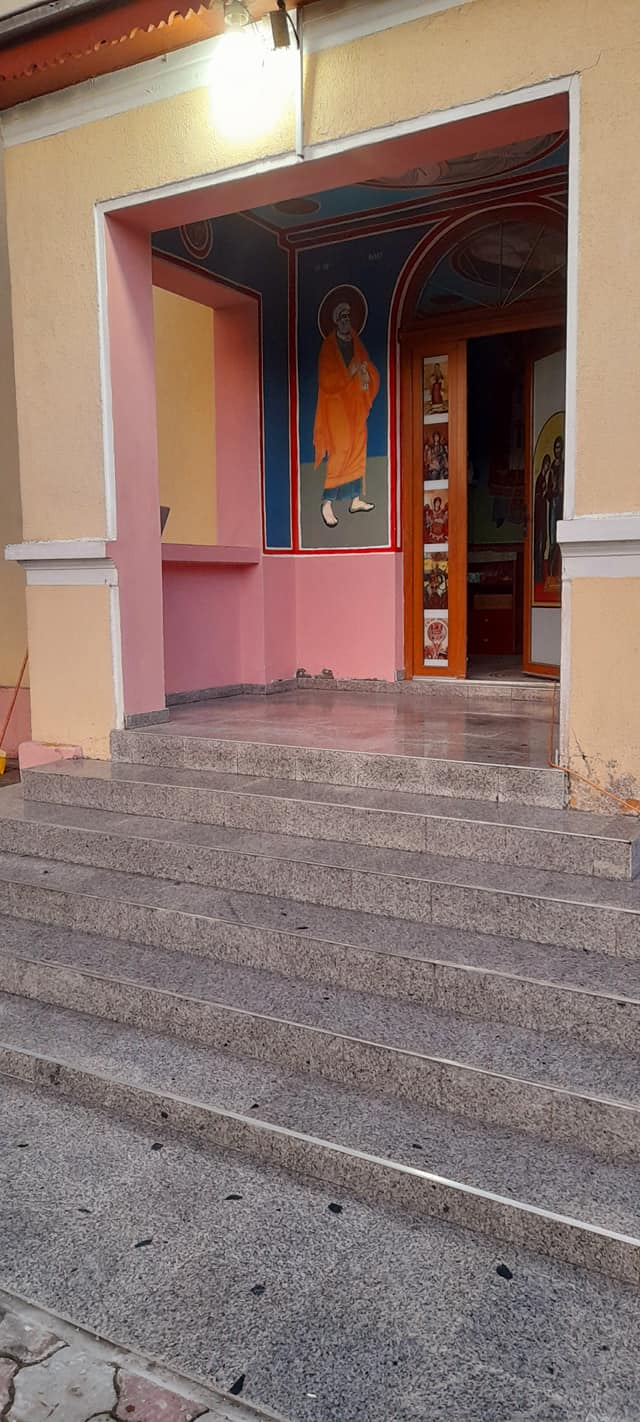 Trepte de granit la intrarea în biserica  din Cuța