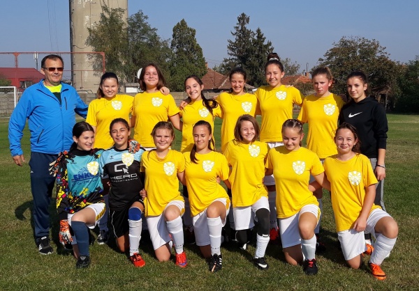 Meci de fotbal feminin, cu spectatori, la Carei