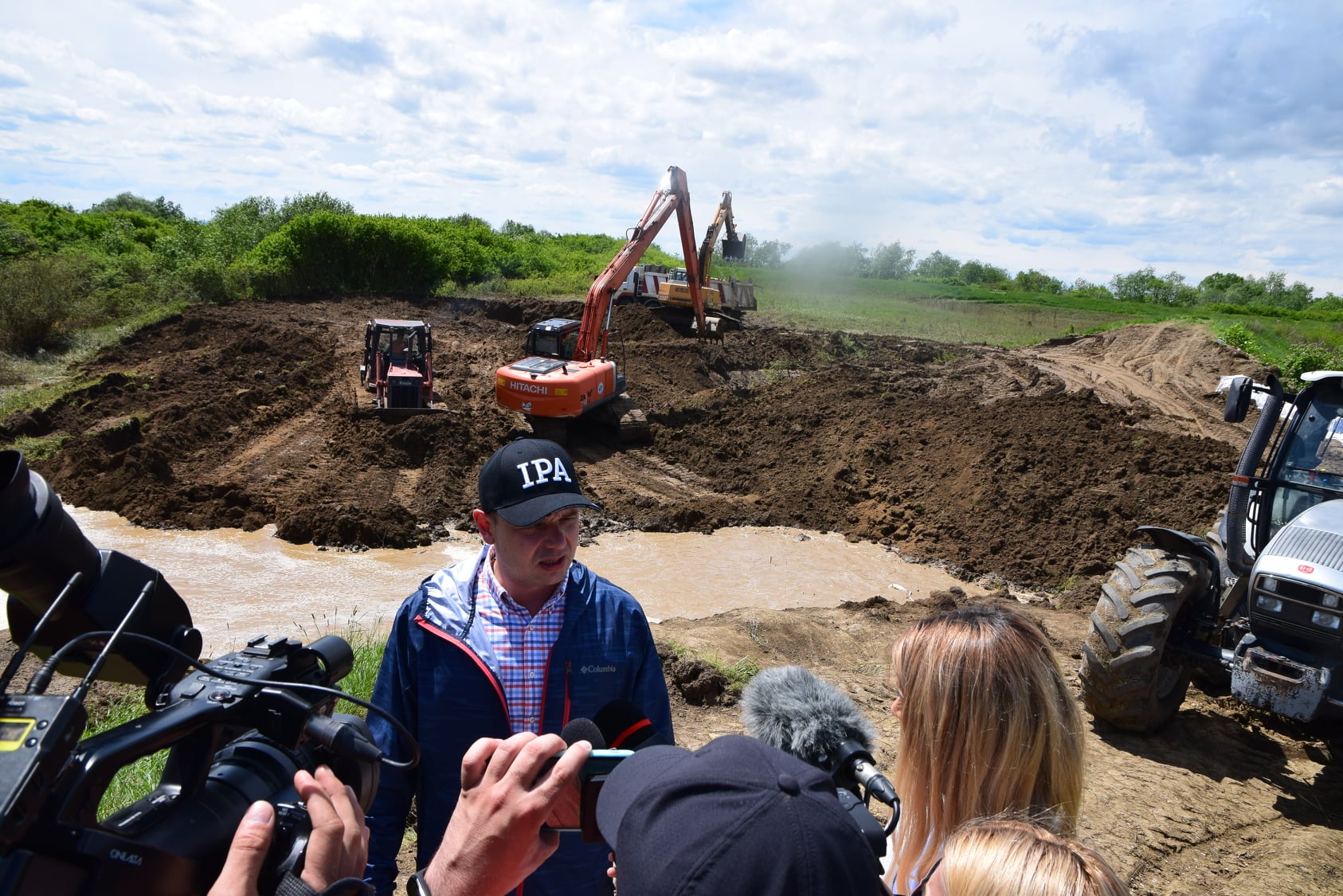 Prefectul a verificat stadiul lucrărilor de refacere a digului afectat pe Valea Maria, la Ghirișa