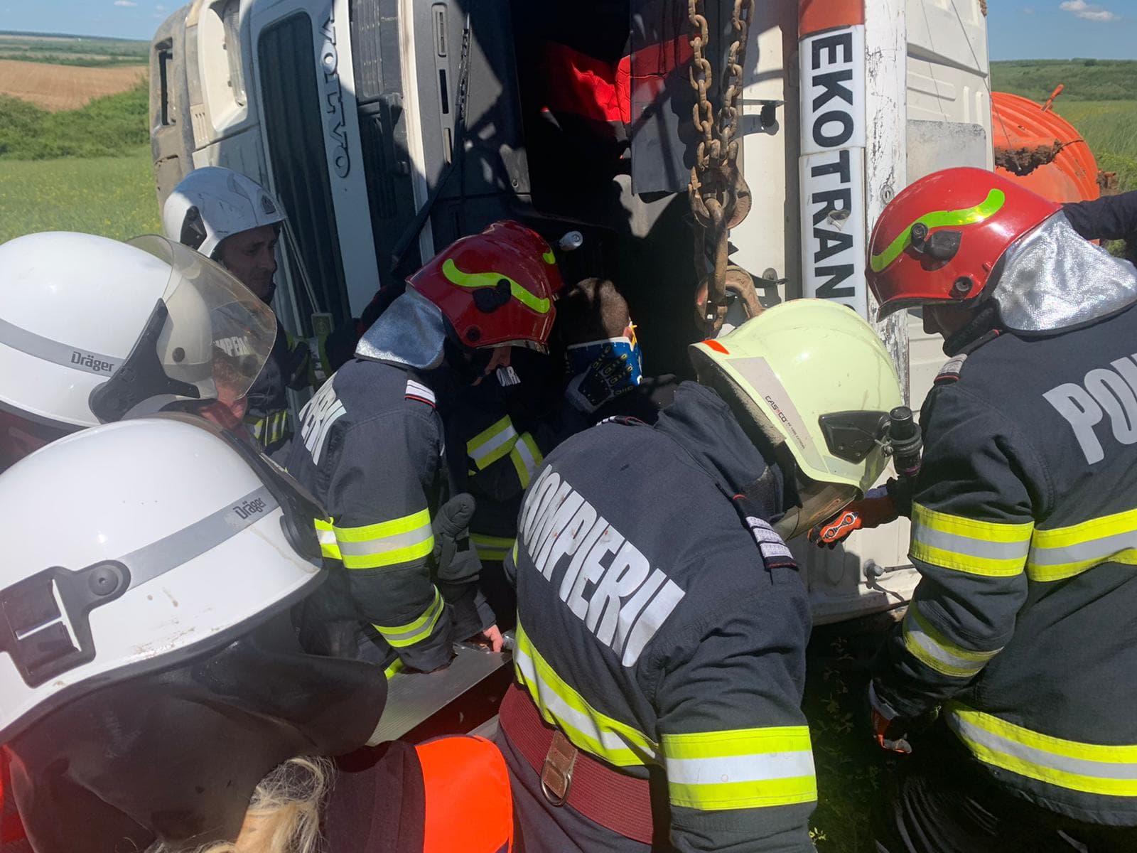 FOTOGALERIE. ACCIDENT GRAV pe AUTOSTRADA CODRULUI. Persoana ÎNCARCERATĂ a fost SALVATĂ