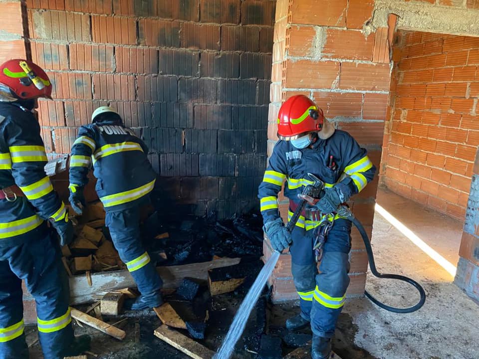 Incendiu la o casă în construcție