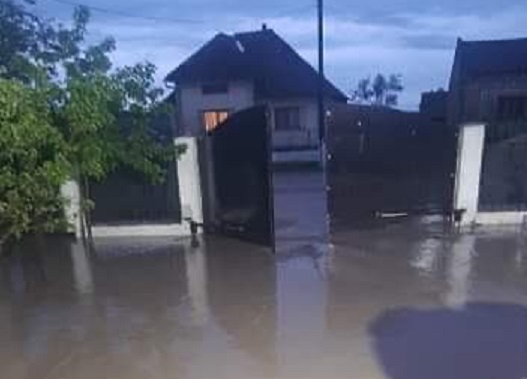 FOTO. INUNDAȚII în județ. Sat IZOLAT  de APE. Se așteaptă ALTE VIITURI