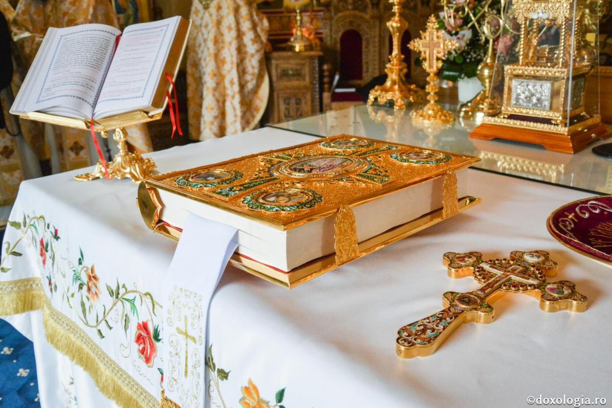 Prea Sfințitul Părinte Iustin și Episcopul Maramureșului și Sătmarului, oficiază Sfânta Liturchie Arhierească