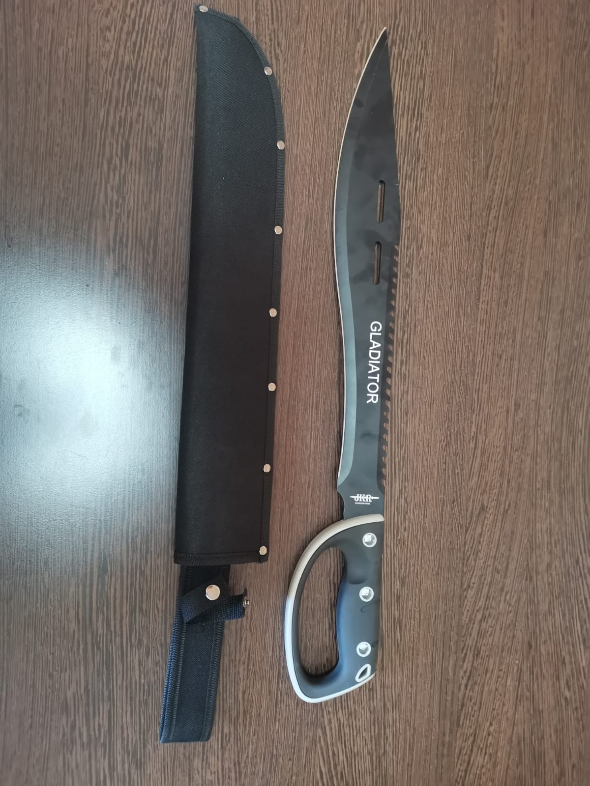 Un sătmărean s-a dus la  o cafea cu maceta la brâu