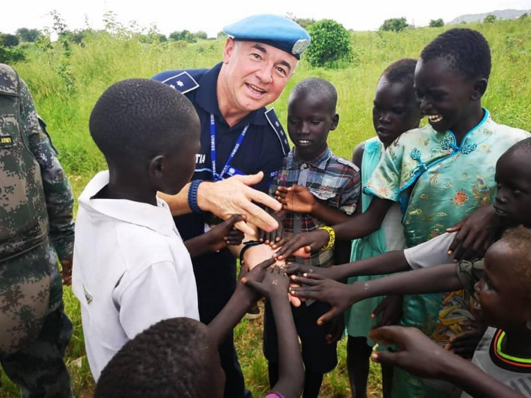 Polițist sătmărean, imaginea MAI de Ziua Internațională a Căștilor Albastre