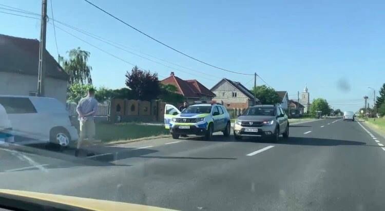 Autoutilitară intrată într-un cap de pod la Mădăras