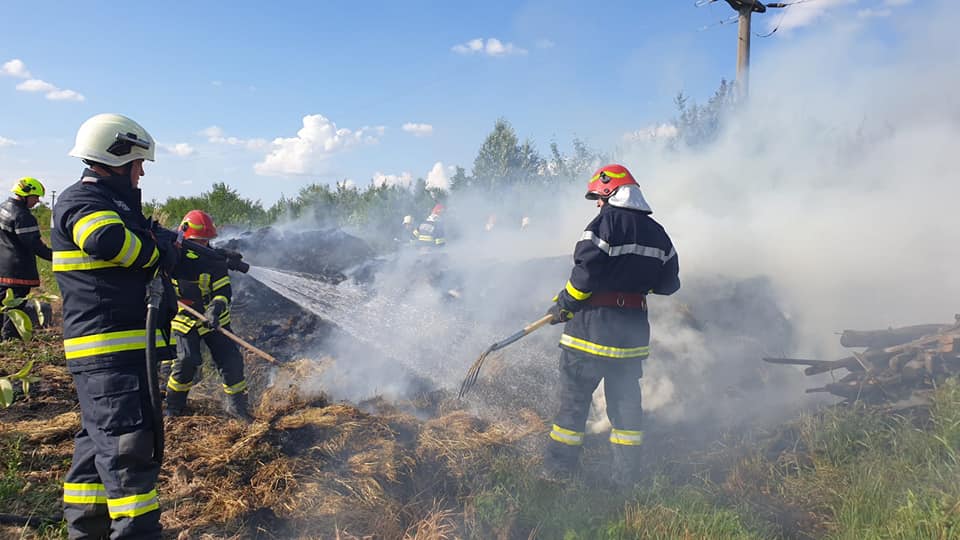 Incendiu la baloți de paie