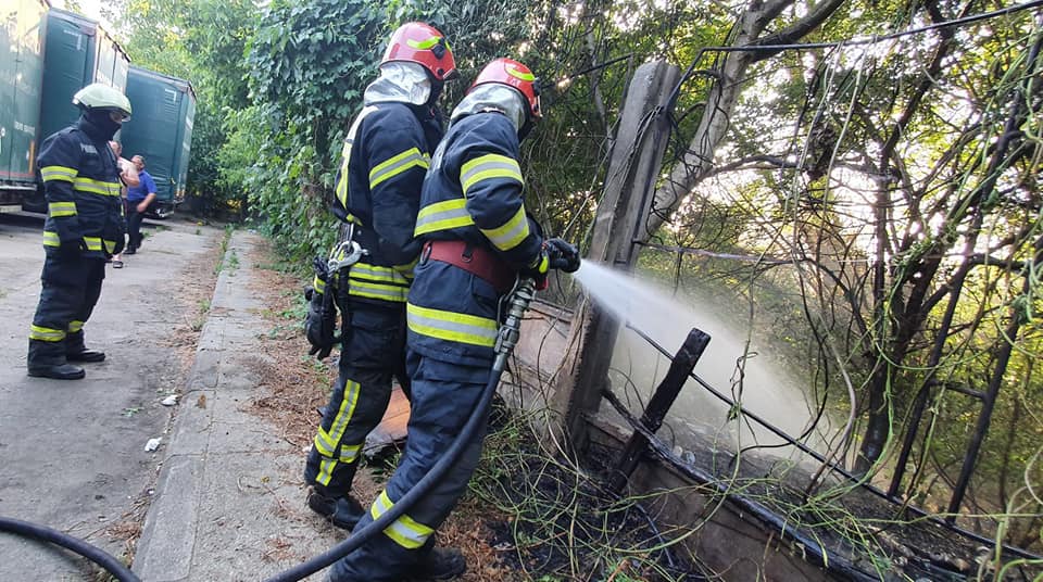 Incendiu provocat din cauza vegetației uscate în Vama Interioară