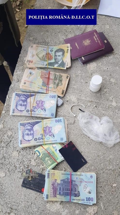 Percheziții la persoane bănuite de contrafacere de monede