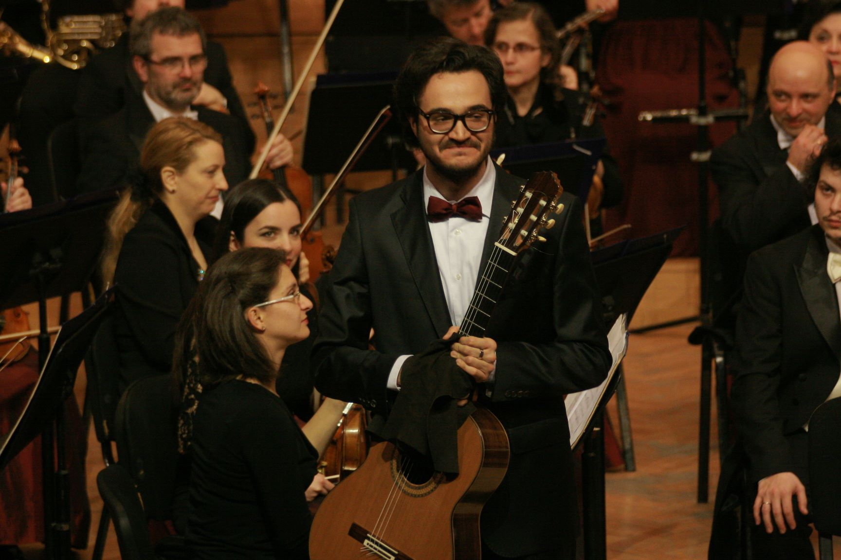 O chitară Stephen Hill pe scena Filarmonicii Dinu Lipatti sub inspirația lui Giacomo Bigoni