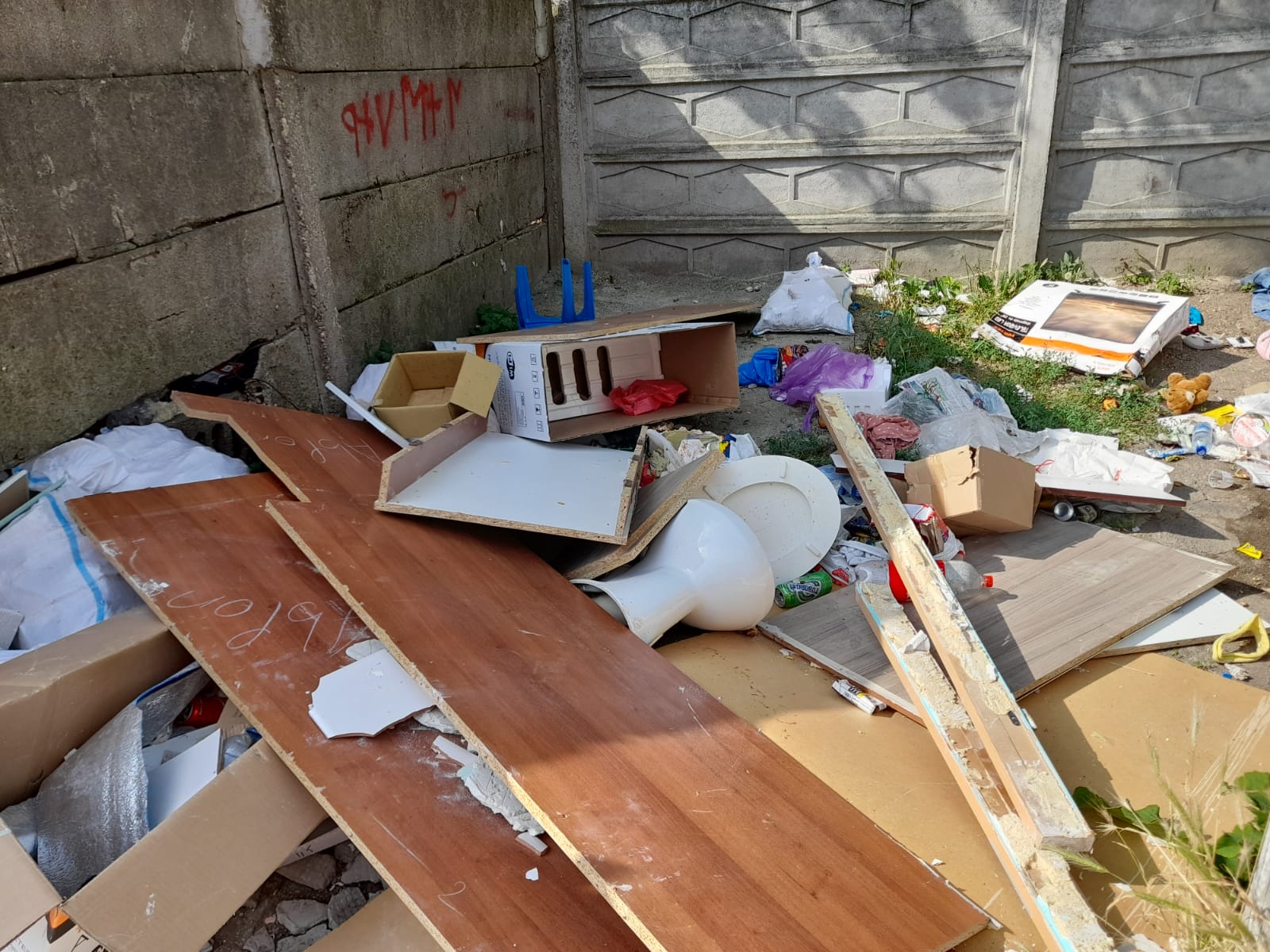 Ne place în fundul curții?