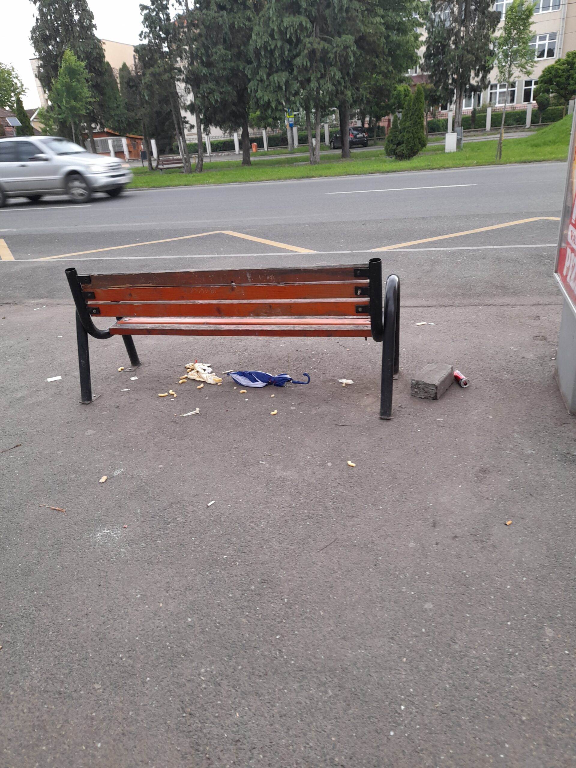 Umbrela care așteaptă ploaia