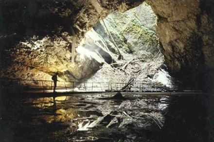 Destinaţii de weekend.  Peştera Gheţarul de la Vârtop, un loc desprins parcă dintr-o lume de basm