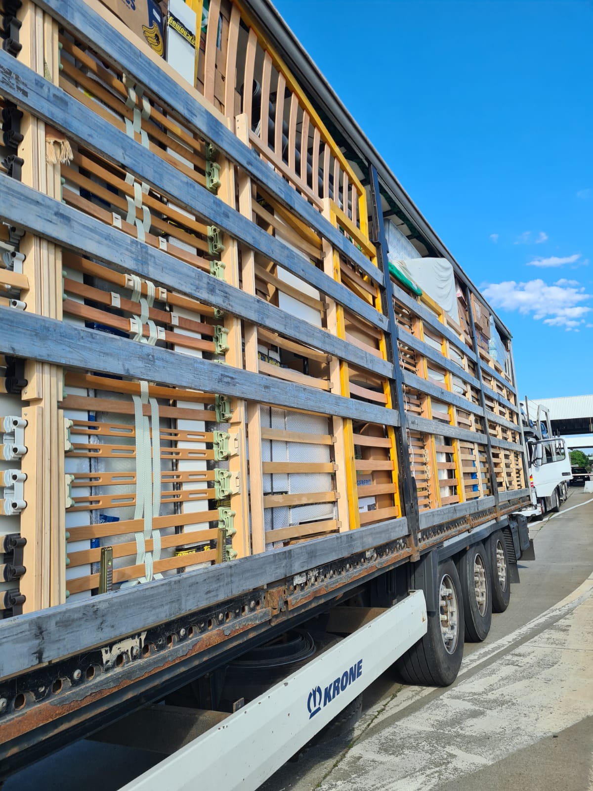 Două automarfare încărcate cu deșeuri oprite să intre în România, prin Punctul de Trecere a Frontierei Petea