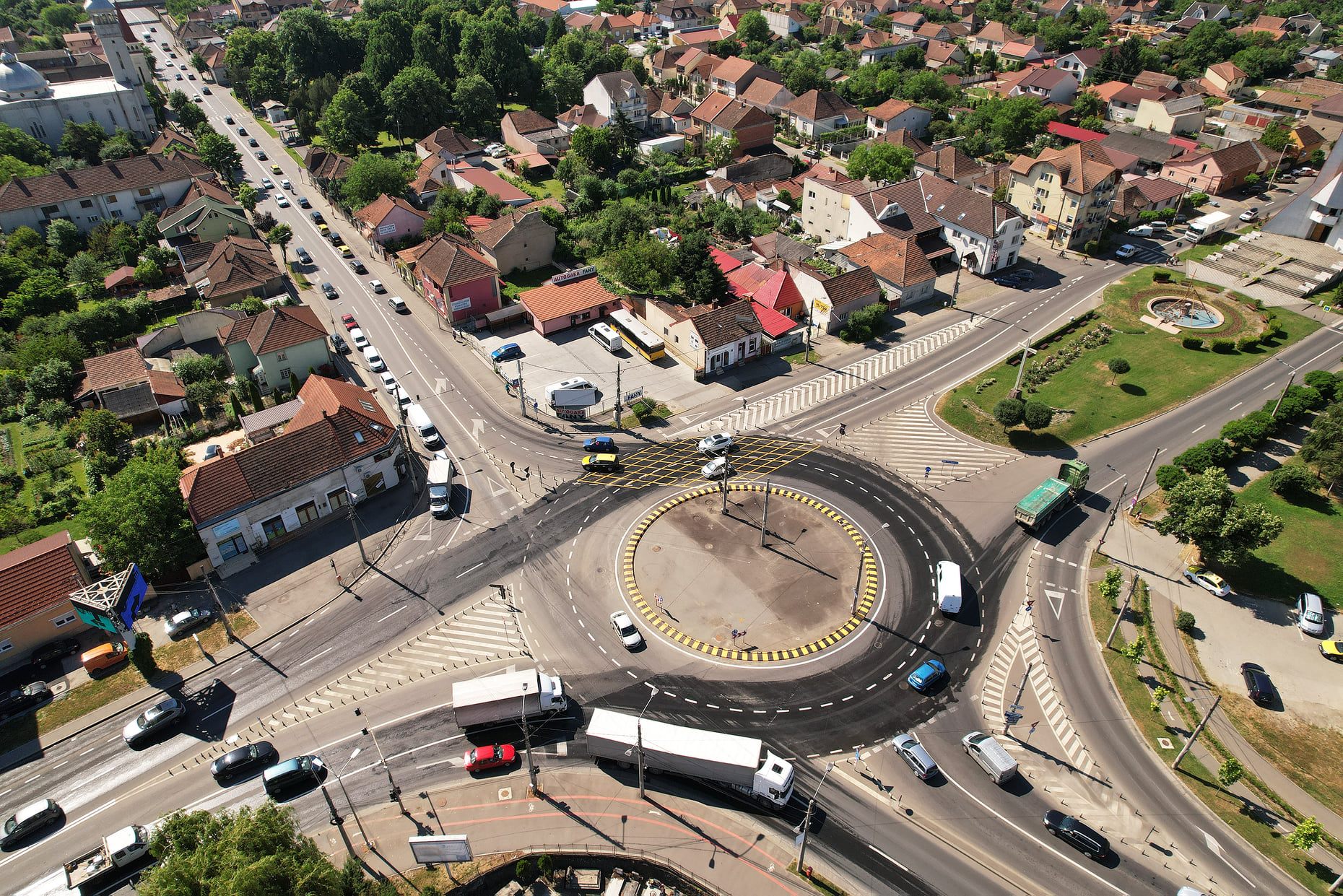 FOTOGALERIE. Sensul giratoriu de la BURDEA, REAMENAJAT