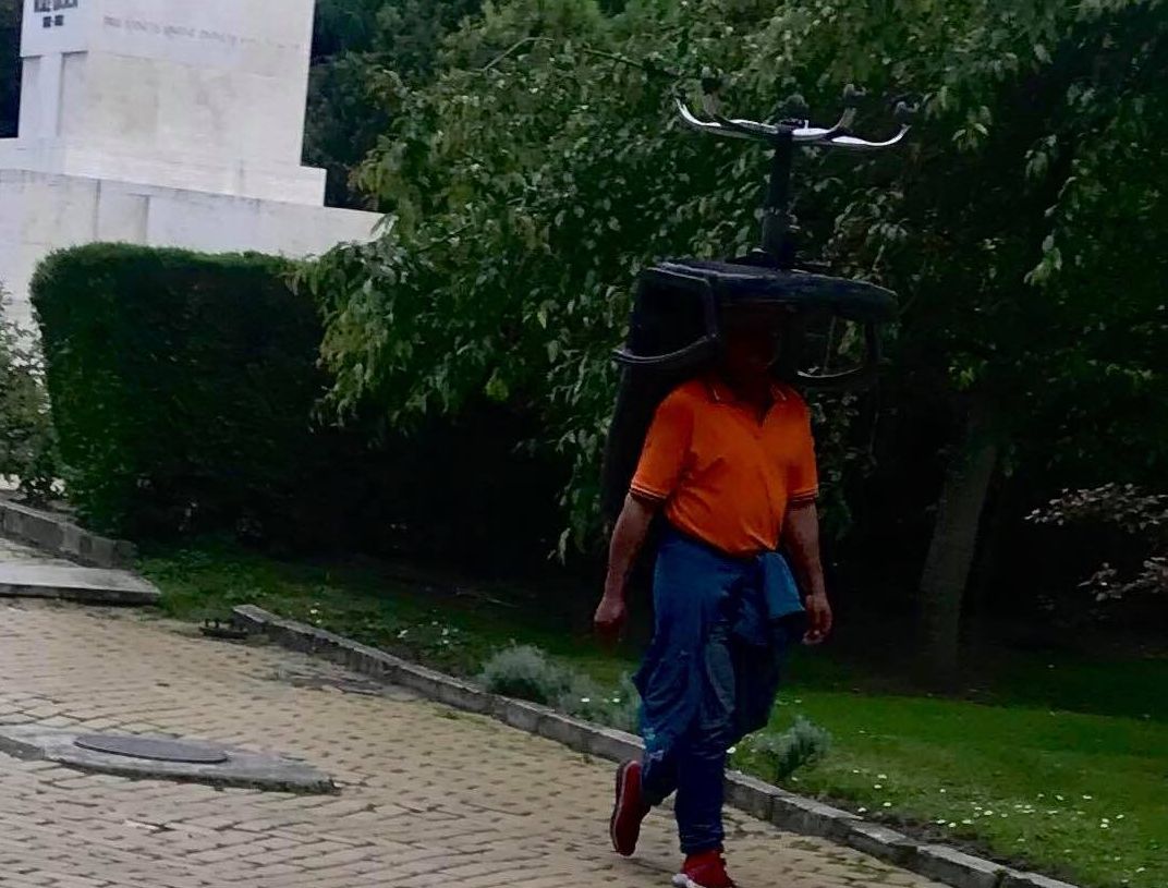 Un om cu scaun la cap