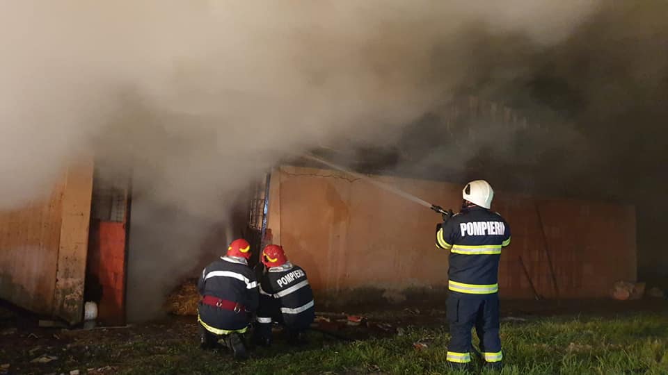 Incendiile continuă!! 12 pompieri miliari s-au deplasat la o casă din Cionchești