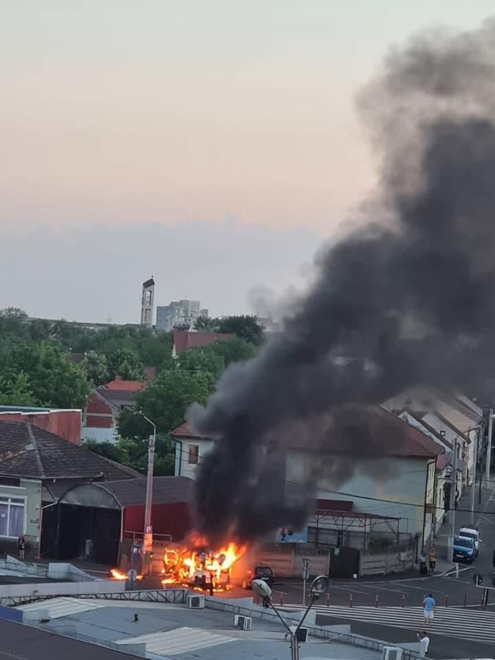 Două mașini au ars lângă Piața Mare!