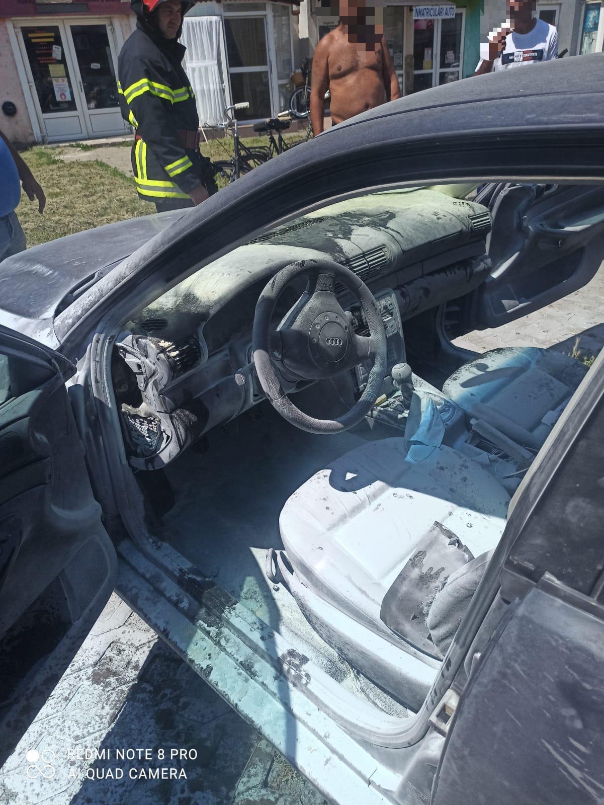 Autoturism în flăcări