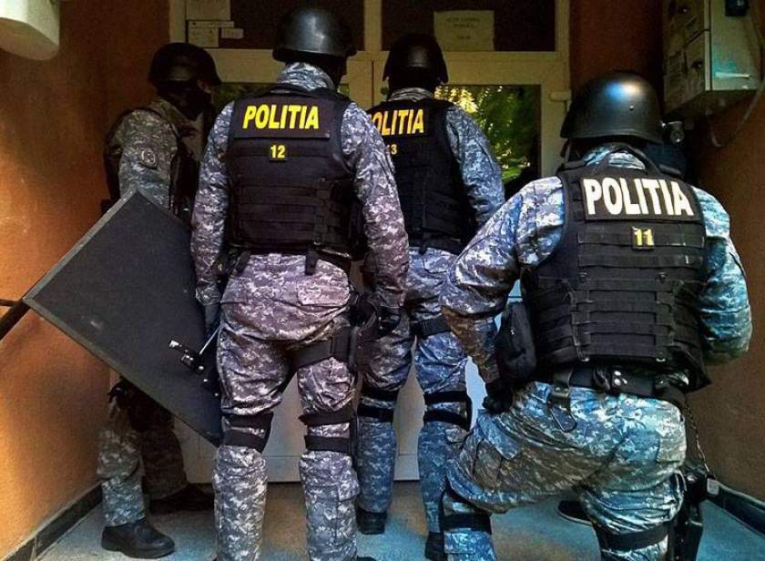 7 mandate de percheziție la persoane bănuite de proxenetism.